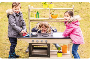 Hoe je een kinderkeuken voor meerdere kinderen tegelijk inricht zonder dat ze in elkaar's weg lopen