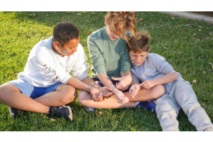 3 spelende kinderen
