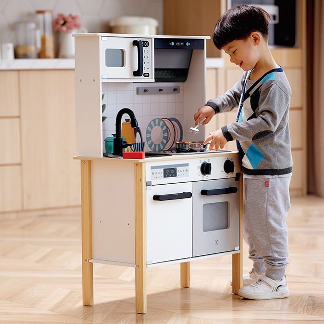 Schattig Mannetje Dat Speelgoed Klaarmaakt Dat Kookgroenten Op Een Kookplaat Keuken Voor Kinderen Bereidt Kinderkeuken Maakt Met Image258123131